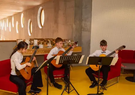 Výstava výtvarných prací a keramiky